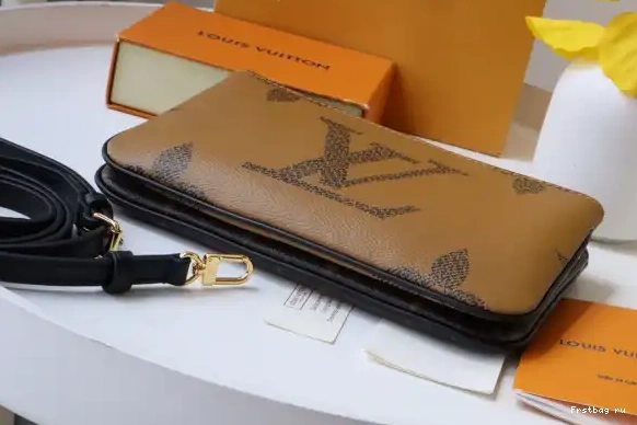 First bag ru VUITTON POCHETTE LOUIS ZIP DOUBLE 0622